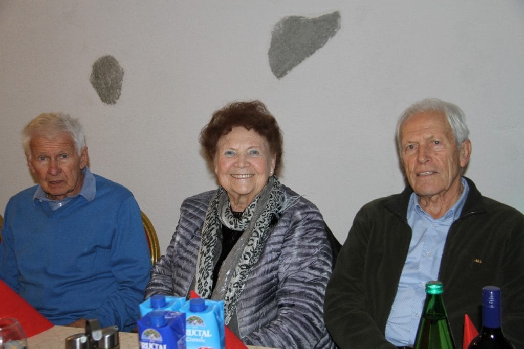 Starejši upokojenci na srečanju